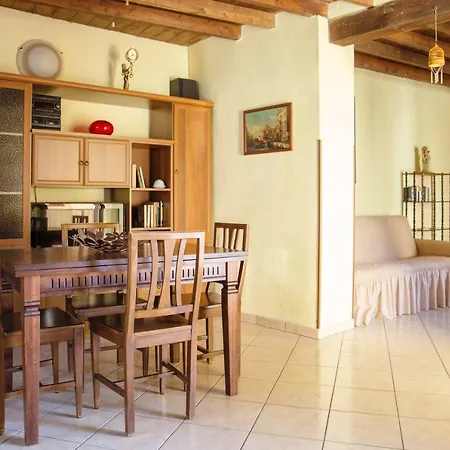 דירה Fulvia - Courtyard With Balcony ארונה